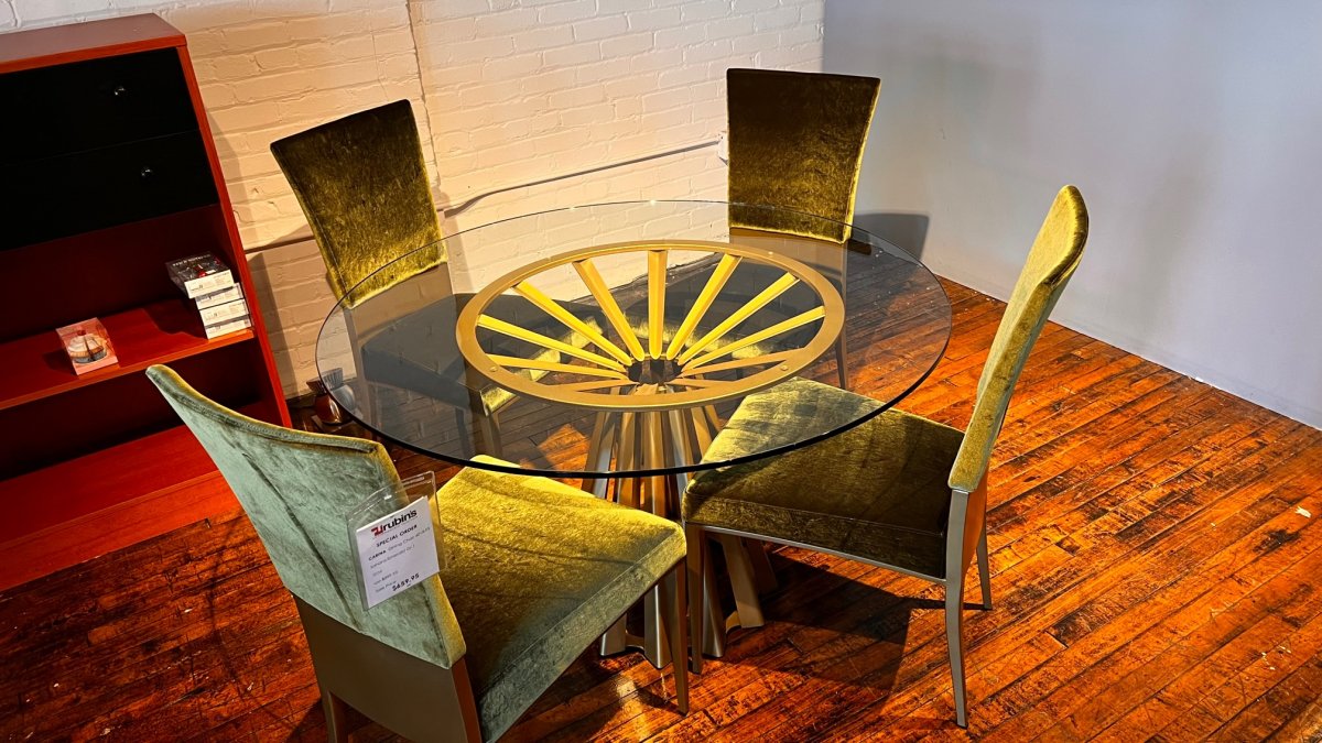 Corona Table With Four Carina Chairs