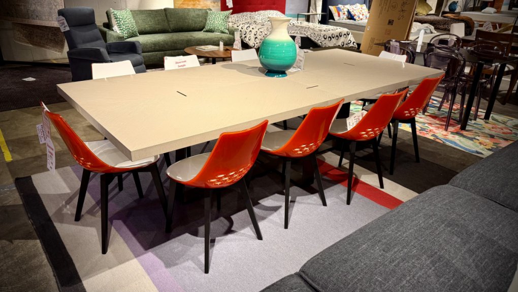 Planum Dining Table