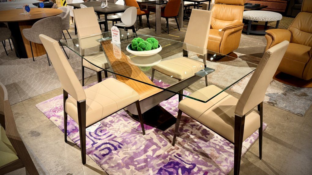 Elite Modern Victor Dining Table With 4 Vivian Dining Chairs